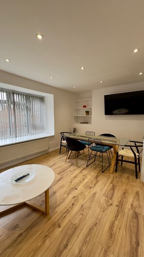 Interior - London Apartment with Three Bedrooms and Parking (London)