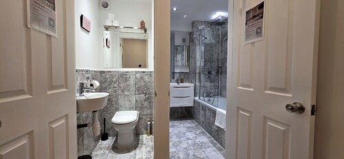 Family-friendly Ealing stay: parking, fast WiFi, pets welcome