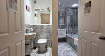 Family-friendly Ealing stay: parking, fast WiFi, pets welcome