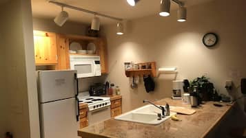 Geladeira, micro-ondas, fogão, cooktop