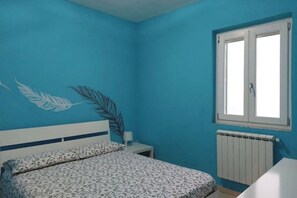 8 bedrooms, iron/ironing board, WiFi, bed sheets