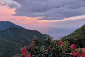 A mountainous landscape with a view of the sea at sunset. - Entire Villa (Ravello)