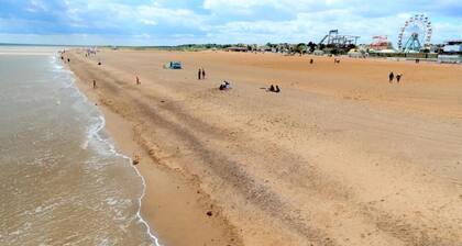 4-bed Seaside Caravan Free Wifi Pet Frie