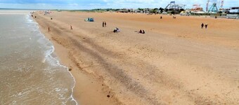 4-bed Seaside Caravan Free Wifi Pet Frie