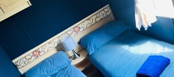 4-bed Seaside Caravan Free Wifi Pet Frie