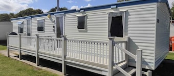 4-bed Seaside Caravan Free Wifi Pet Frie