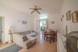 En 21-tommers TV med kabel-kanaler