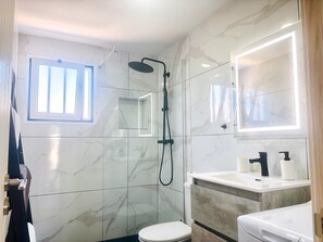 Shower, hair dryer, towels - Apartment Bellissima with pool and Wi-Fi, 200m from the sea in Puerto del Carmen (Puerto del Carmen)