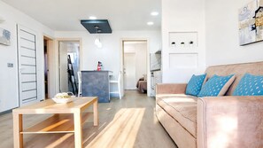 Una sala de estar moderna con un sofá, una mesa de centro y un comedor.