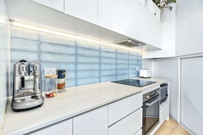 Fridge, microwave, stovetop, dishwasher