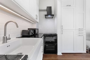 Lemari es, microwave, oven, dan kompor