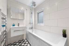 Shower, towels - Cosy Muswell Hill Apartment With 2 Bedrooms (London)