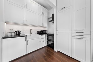 Een koelkast, een microgolfoven, een oven, een kookplaat