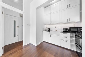 Geladeira, micro-ondas, fogão, cooktop