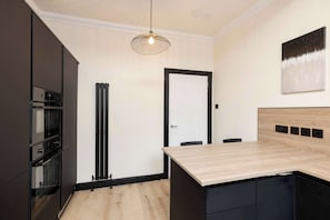 Fridge, oven, stovetop, coffee/tea maker