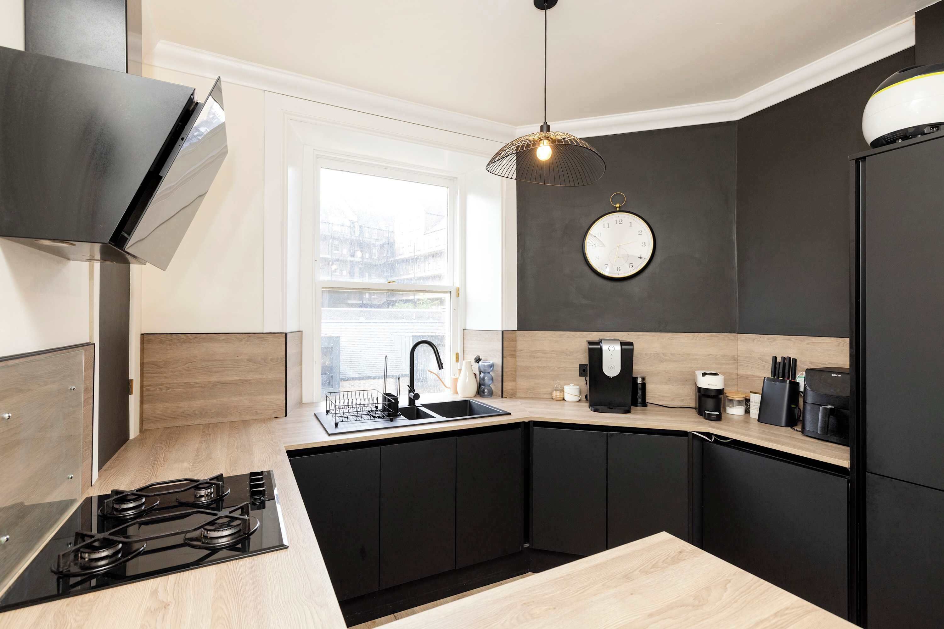 Coffee/tea maker, fridge, oven, stovetop