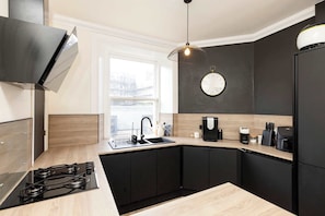 Fridge, oven, stovetop, coffee/tea maker