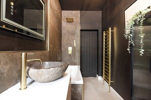 Shower, hair dryer, towels, shampoo - Elegant Apartment in the heart of Edinburgh (Edinburgh)