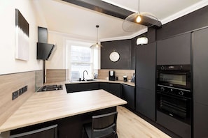 Kühlschrank, Ofen, Herdplatte, Wasserkocher mit Kaffee-/Teezubehör