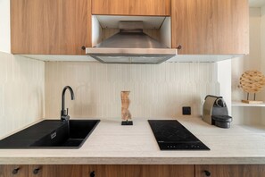 Apartemen Standar, pemandangan halaman | Area keluarga | Smart TV 80-cm dengan saluran TV digital