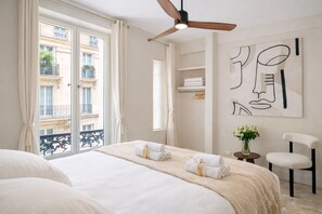 Standard-Apartment, Blick auf den Innenhof | Laptopgeeigneter Arbeitsplatz, Bügeleisen/Bügelbrett, Reisekinderbett