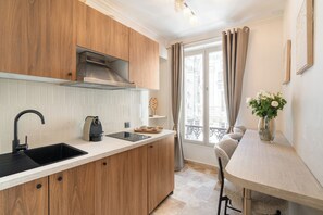 Apartemen Standar, pemandangan halaman | Dapur pribadi | Mesin espresso, ketel listrik, dan meja makan