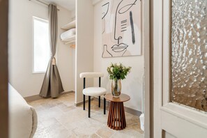 Interior detail - 834 Biscornet2 (Paris)