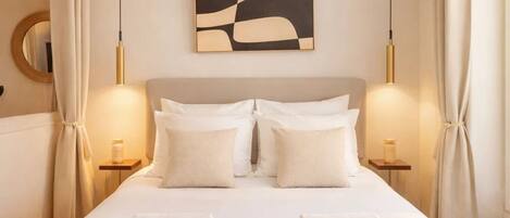 Espacio para trabajar con laptop y tabla de planchar con plancha