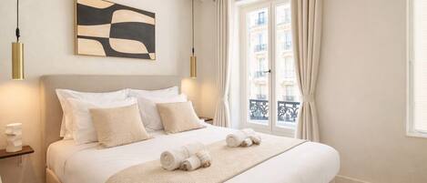 Standaard appartement, uitzicht op binnenplaats | Woonruimte | Een 80-cm smart-tv met digitale zenders