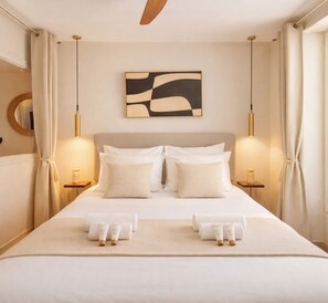 Apartament estàndard, vistes al pati | Espai de treball apte per a portàtils i planxa i posts de planxar 