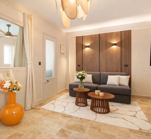 Apartament estàndard, vistes al pati | Sala d'estar | Televisor intel·ligent de 80 cm amb canals digitals 