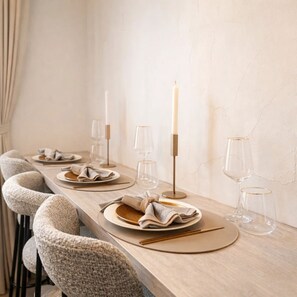 Standard-Apartment, Blick auf den Innenhof | Eigene Küche | Espressomaschine, Wasserkocher, Esstisch