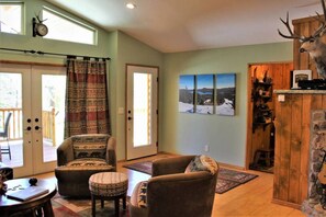 Cabaña Signature, 2 habitaciones, patio | Sala de estar | Smart TV de 50 pulgadas con canales por cable, una chimenea