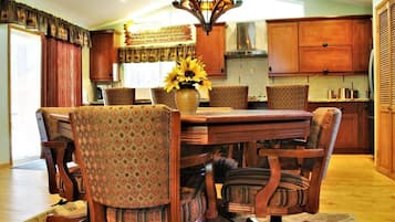 Kabin Khas, 2 kamar tidur, patio | Makan di kamar