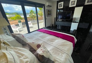 4 bedrooms, iron/ironing board, WiFi, bed sheets