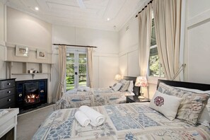 5 bedrooms, iron/ironing board, WiFi, bed sheets