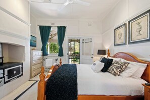 5 bedrooms, iron/ironing board, WiFi, bed sheets