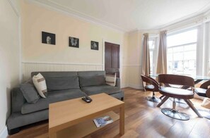 Living area - Sleeps 10 few minutes' walk to Abbeywood Station (Gillingham)