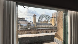 A view from a window overlooking a historic building with a large arch bridge in the background. - 2 Bedroom Queen Street (Newcastle-upon-Tyne)