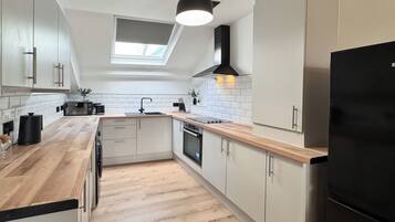 Comfort Apartment, City View | Private kitchen