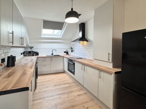 Comfort Apartment, City View | Private kitchen
