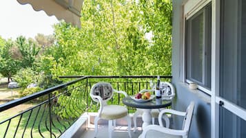 Familien-Vierbettzimmer, Balkon, Bergblick | Terrasse/Patio