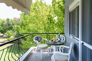 Habitación cuádruple familiar, balcón, vistas a la montaña | Terraza o patio