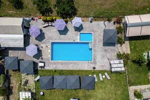 Una piscina al aire libre de temporada