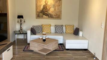 Ferienhaus, 2 Schlafzimmer, Bergblick | Wohnbereich | Fernseher