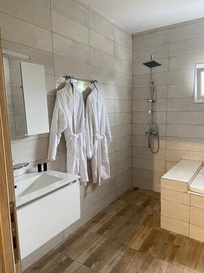 Bañera y ducha independientes, artículos de tocador gratuitos