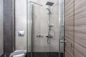 Habitación cuádruple familiar, balcón, vistas a la montaña | Baño | Bañera y ducha independientes y artículos de higiene personal gratuitos