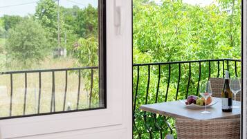 Dreibettzimmer, Balkon, Bergblick | Terrasse/Patio