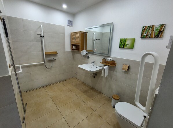 Un baño moderno con ducha, lavabo e inodoro.