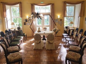 A formal dining room with a round table, chairs, and a decorative centerpiece. - Modern vacation rental on a country estate with a large garden, plenty of nature, a courtyard garden, and a lake (Kehnert)